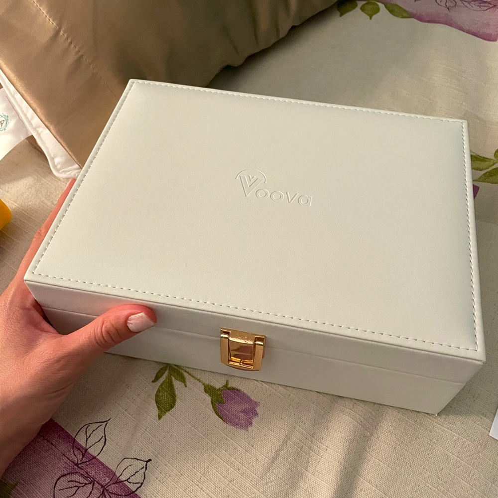 Voova Jewelry box organizer. Leather display